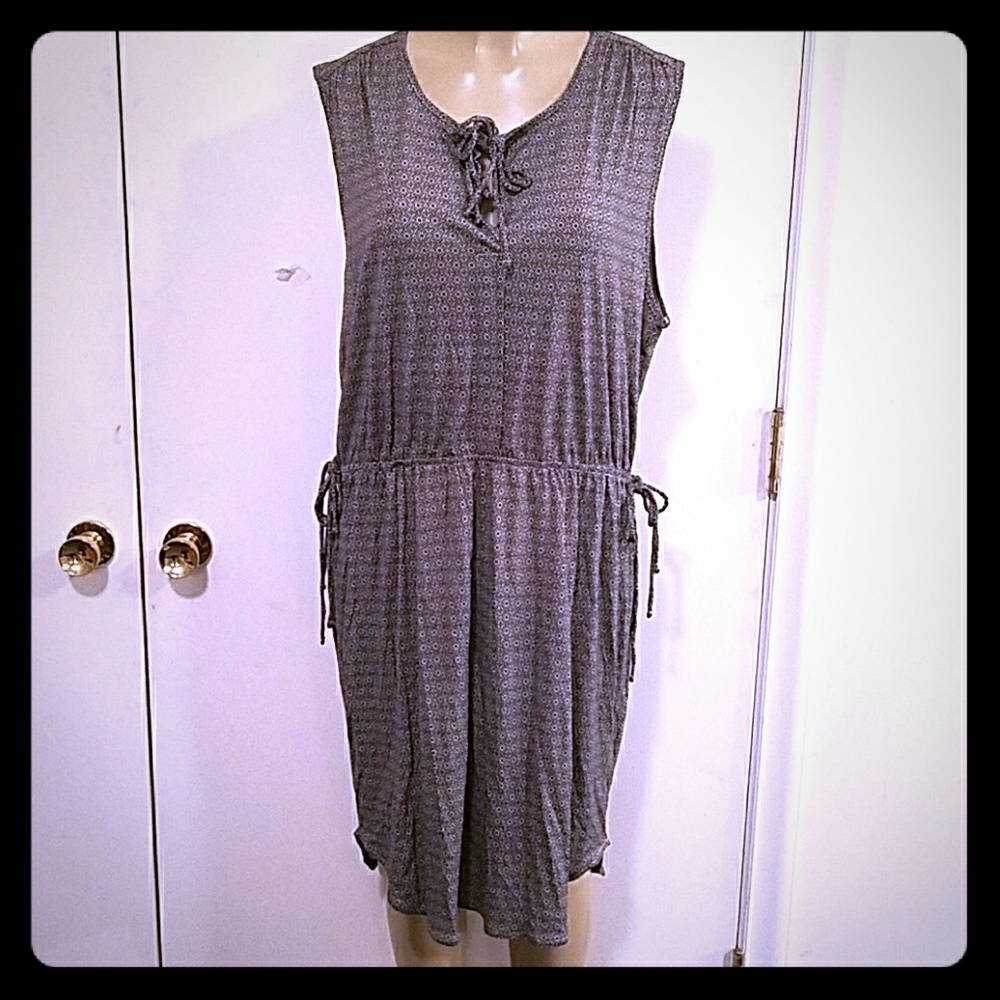 H&M BLACK AND WHITE SLEEVELESS DRESS